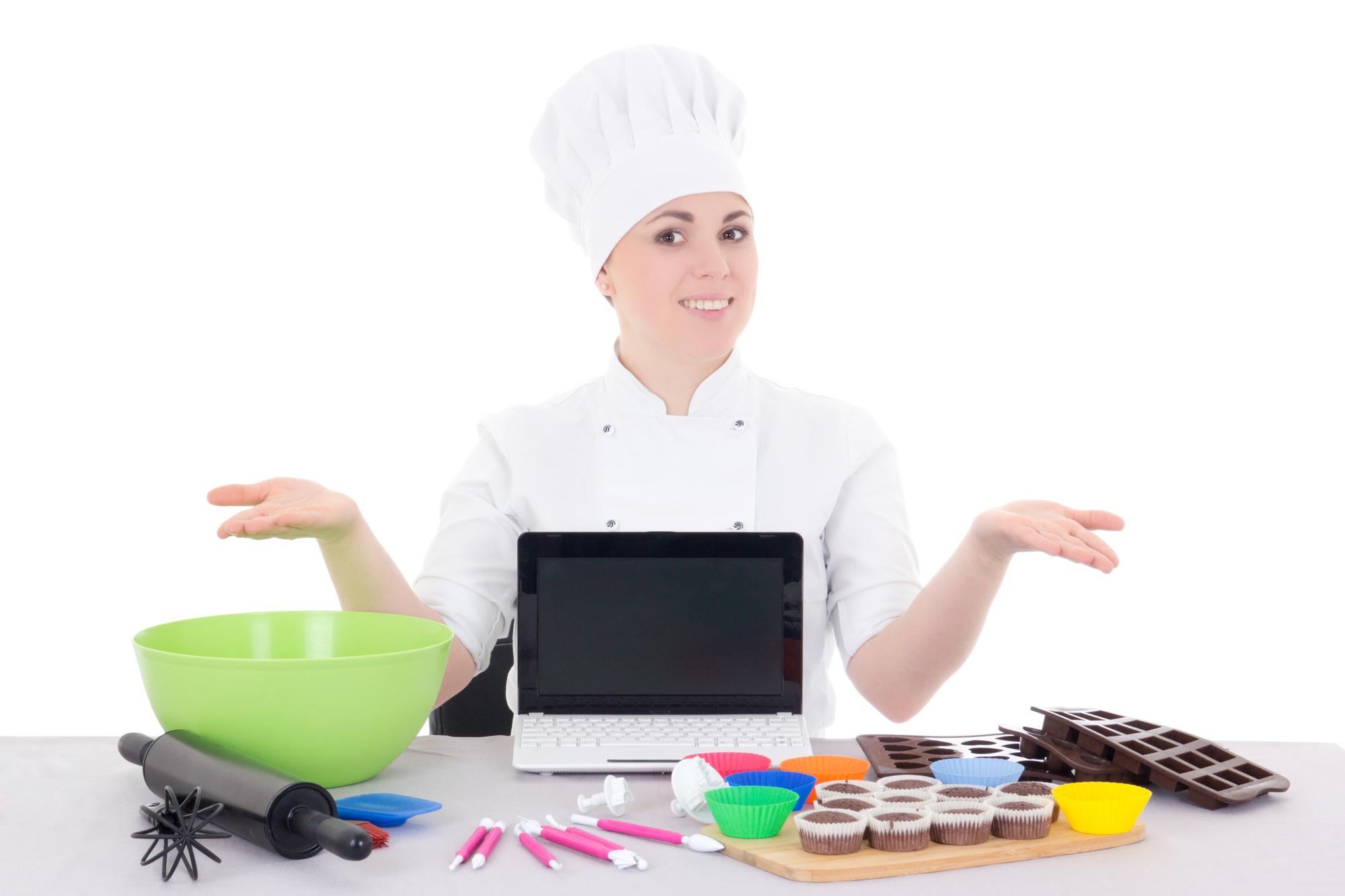 Chef insegna ricetta durante una lezione online